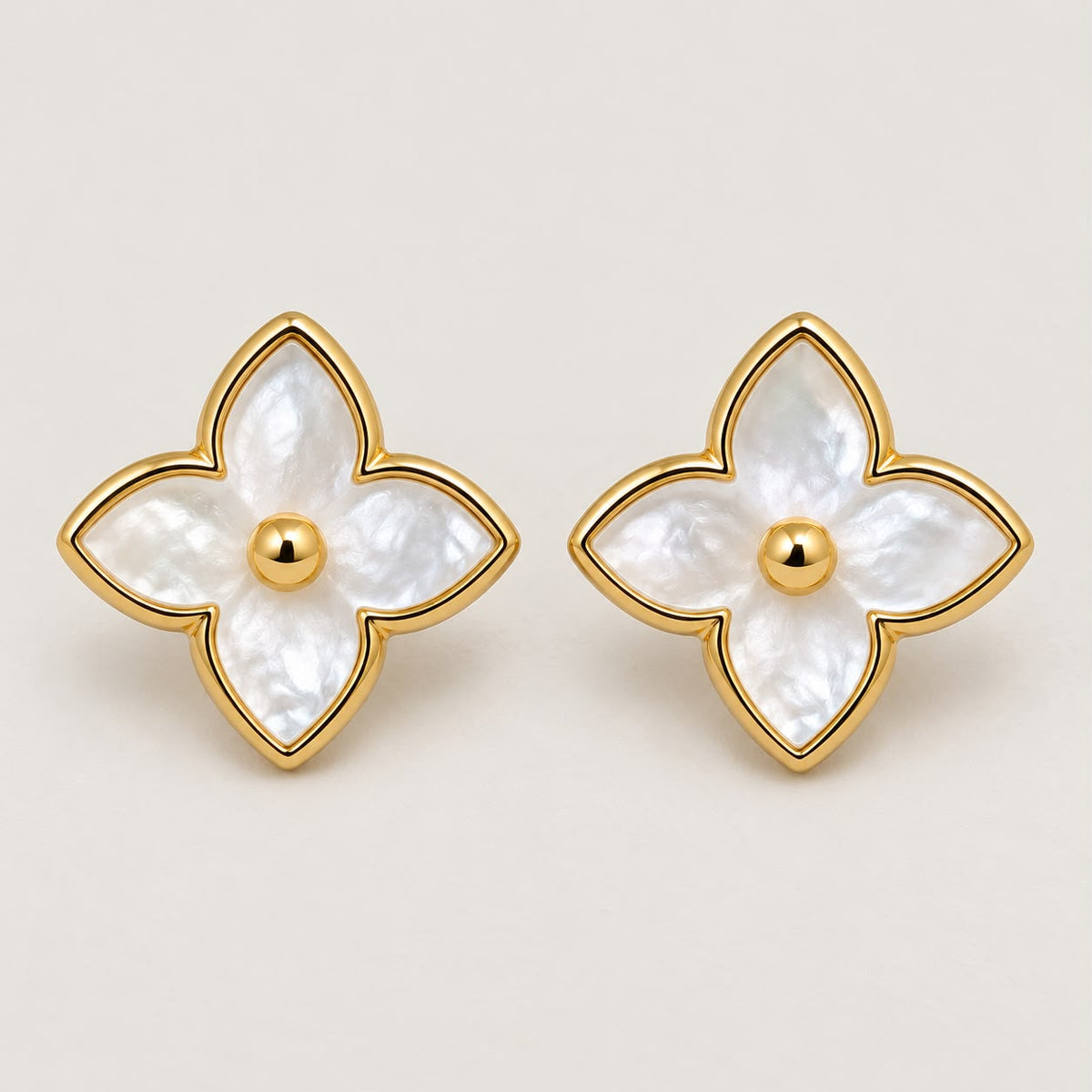 Aretes tipo LV dorado